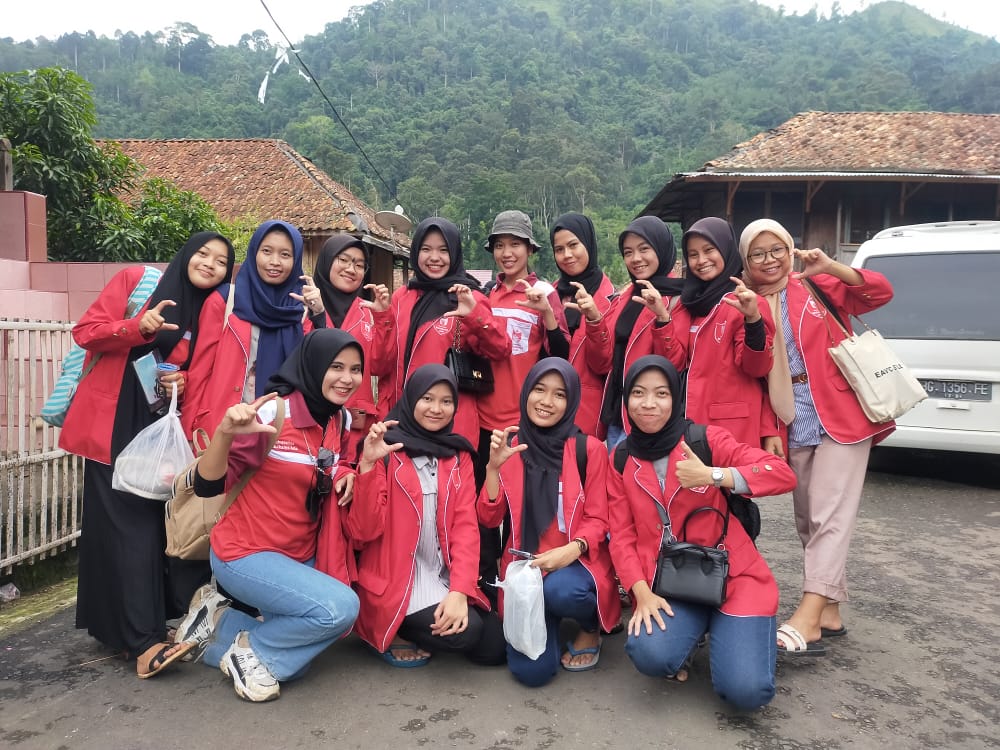 Mahasiswa Universitas Mahakarya Asia Lakukan Kunjungan Edukatif dan PkM ke Wisata Alam Curup Kelui